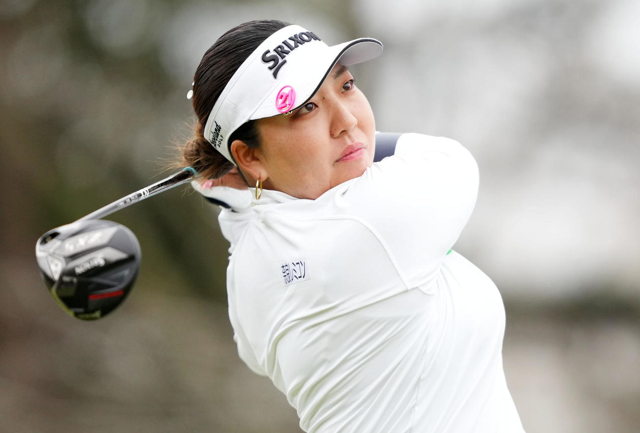 10番、ティーショットを放つ仁井優花（撮影・横山健太）