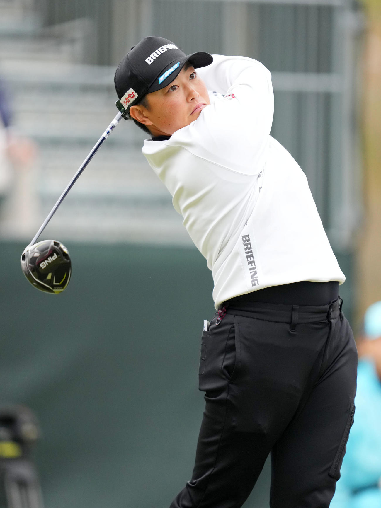 1番、ティーショットを放つ工藤遥加（撮影・横山健太）