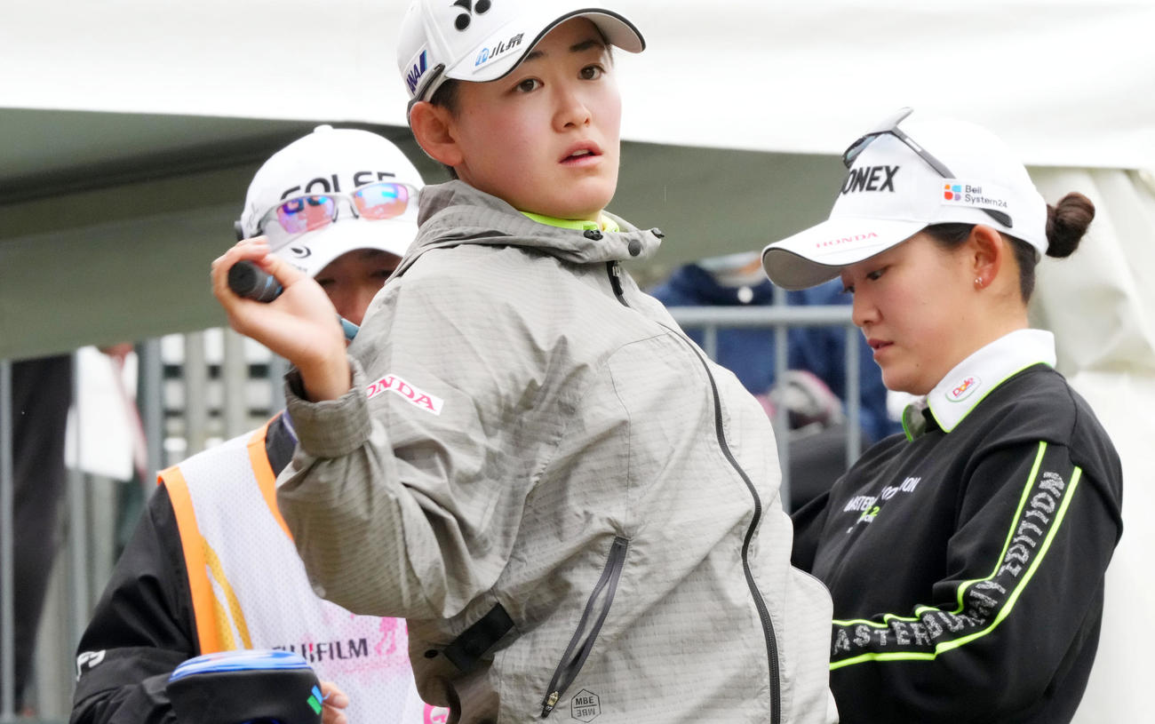1番、同組で臨む岩井明愛（左）と岩井千怜（撮影・横山健太）
