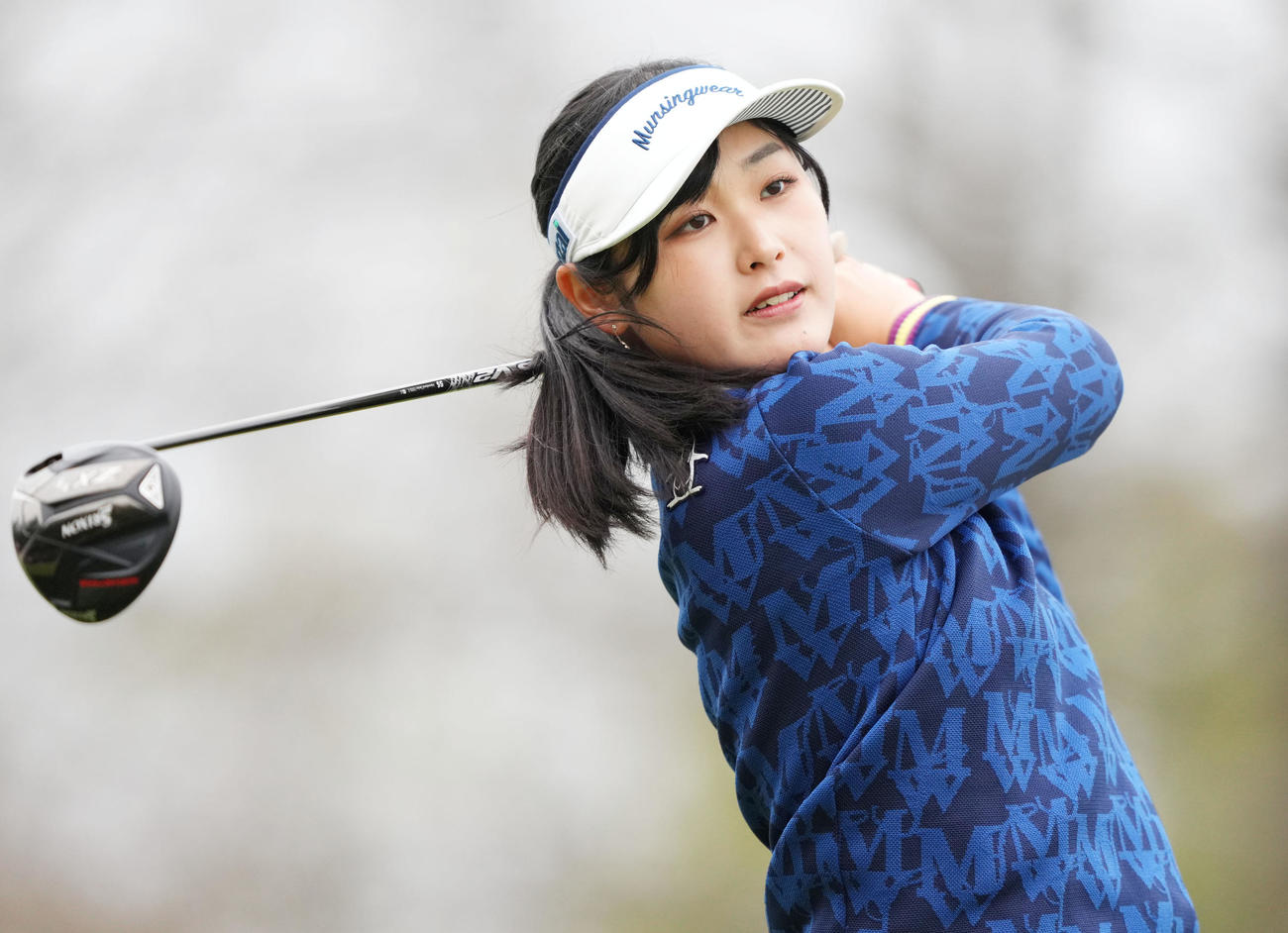 10番、ティーショットを放つ吉澤柚月（撮影・横山健太）