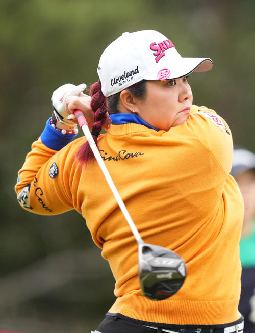 10番、ティーショットを放つ酒井美紀（撮影・横山健太）