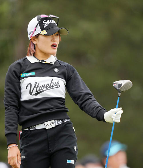 10番、打球を見つめる小倉彩愛（撮影・横山健太）