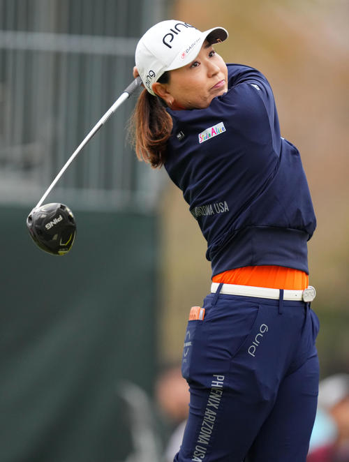 1番、ティーショットを放つ比嘉真美子（撮影・横山健太）
