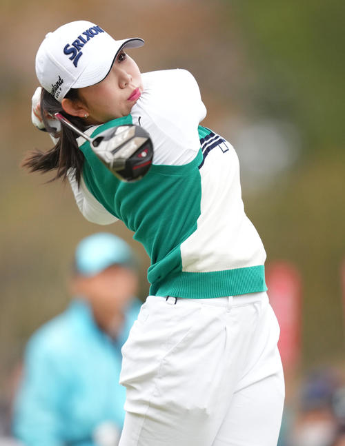 1番、ティーショットを放つ内田ことこ（撮影・横山健太）