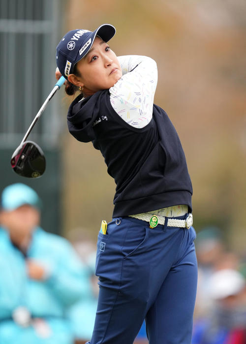 1番、ティーショットを放つ高木優奈（撮影・横山健太）