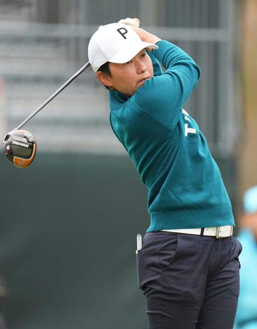 1番、ティーショットを放つ沖せいら（撮影・横山健太）