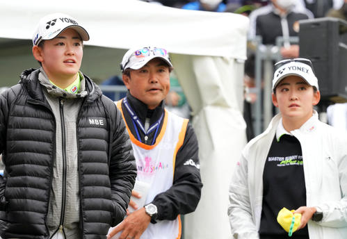 1番、同組で臨む岩井明愛（左）と岩井千怜（撮影・横山健太）