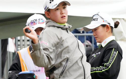 1番、同組で臨む岩井明愛（左）と岩井千怜（撮影・横山健太）