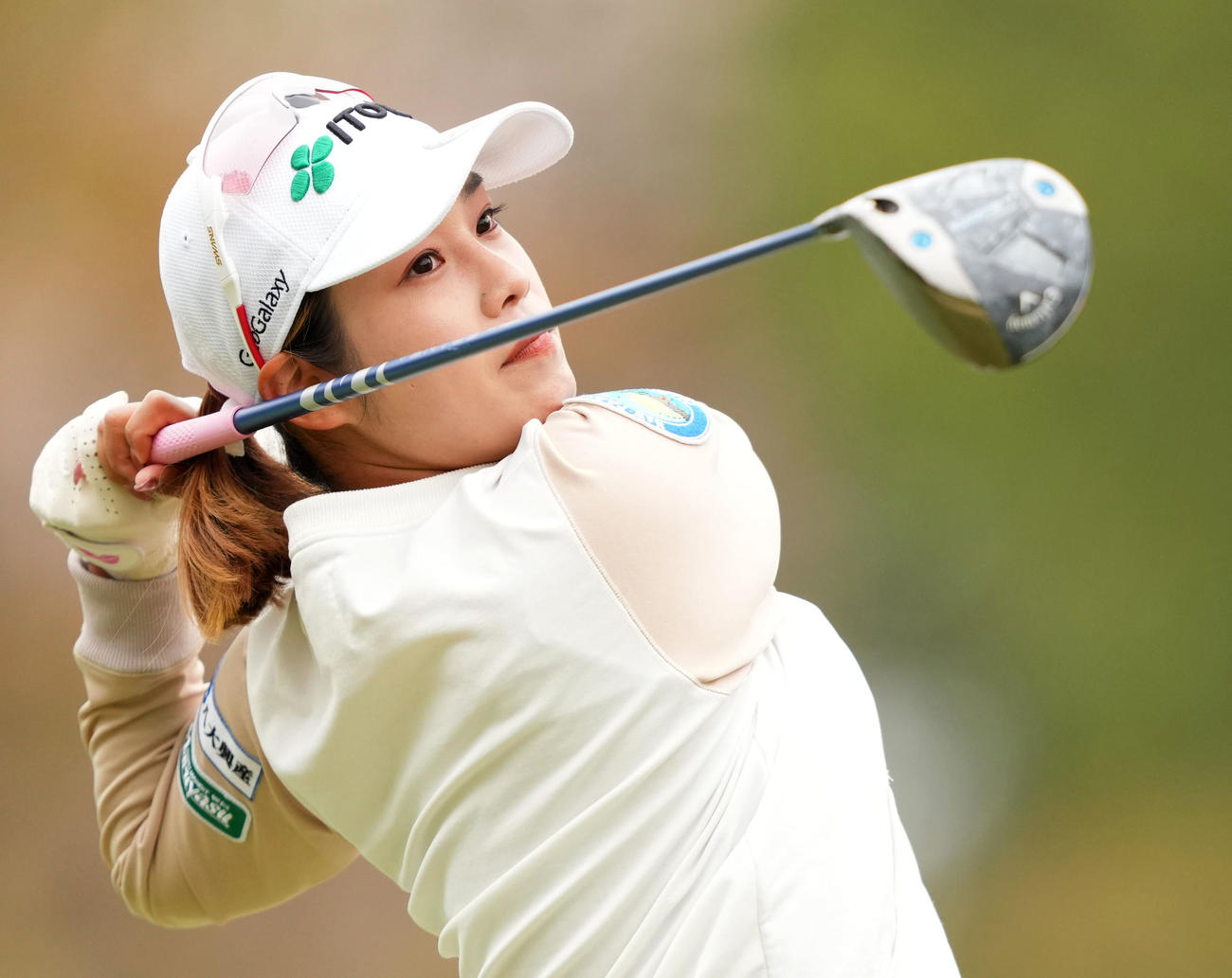 1番、ティーショットを放つ浜田茉優（撮影・横山健太）