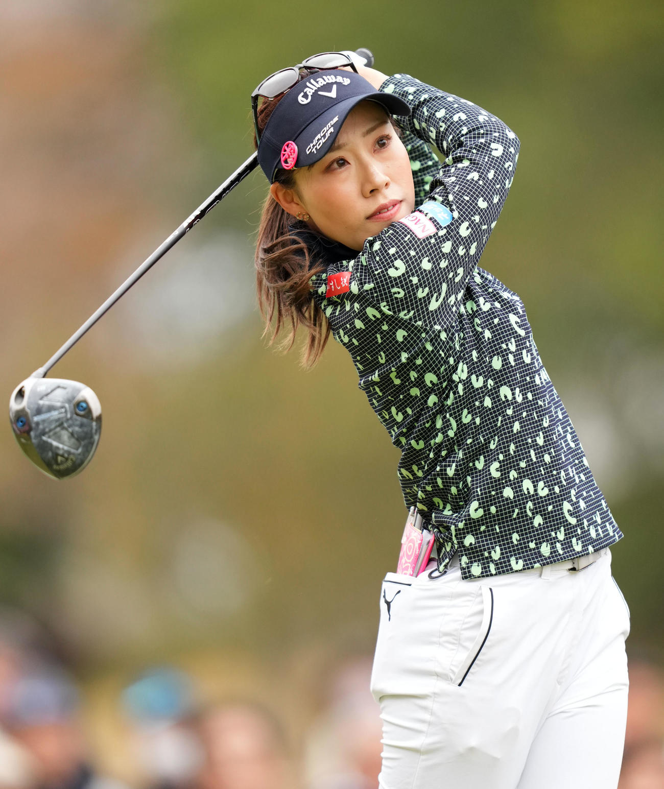 1番、ティーショットを放つ木村彩子（撮影・横山健太）