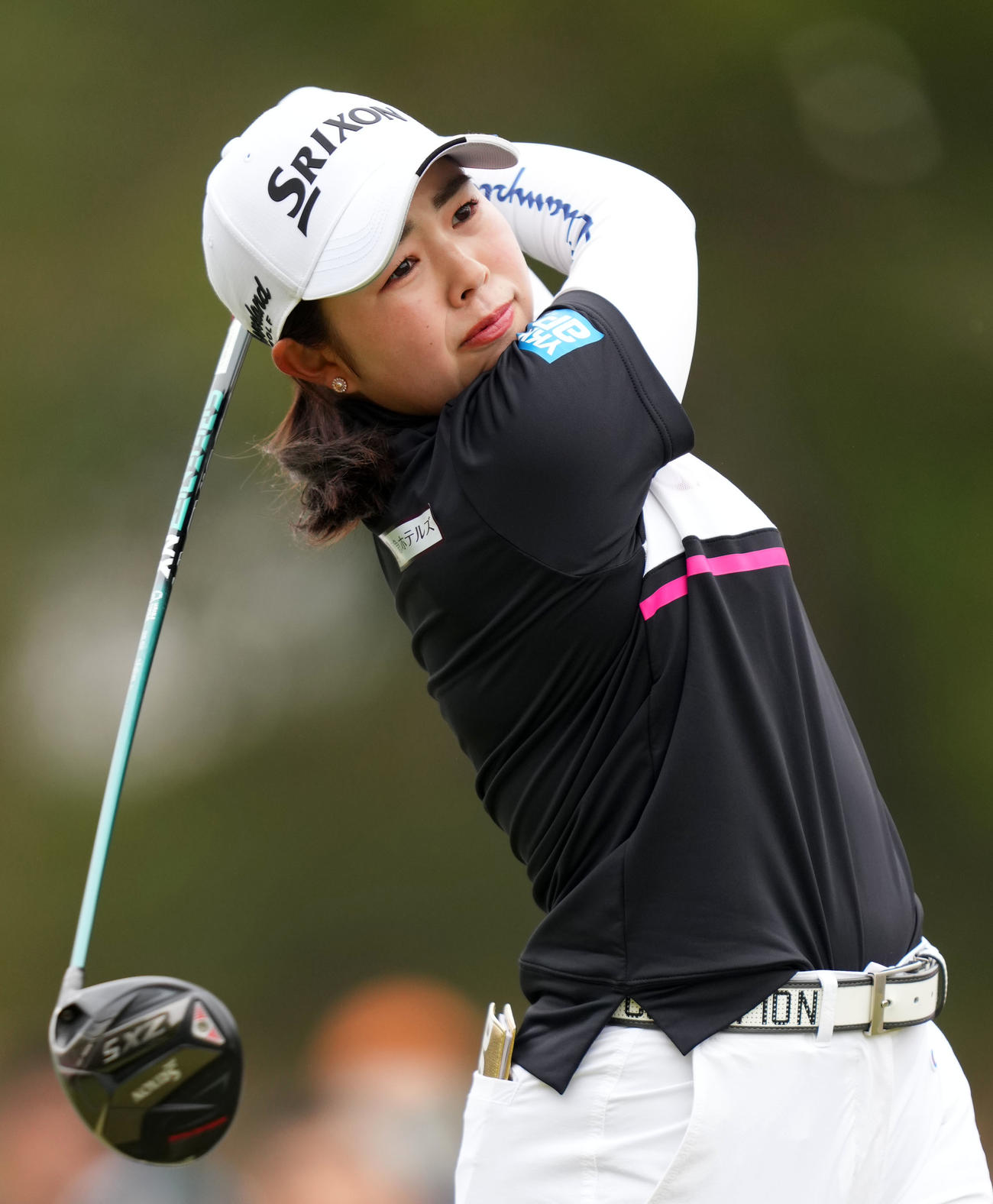 1番、ティーショットを放つ山下美夢有（撮影・横山健太）