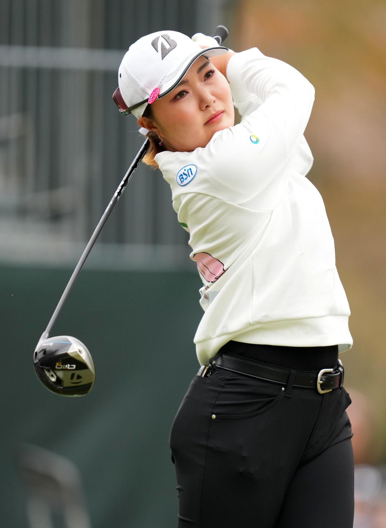 1番、ティーショットを放つ高橋彩華（撮影・横山健太）