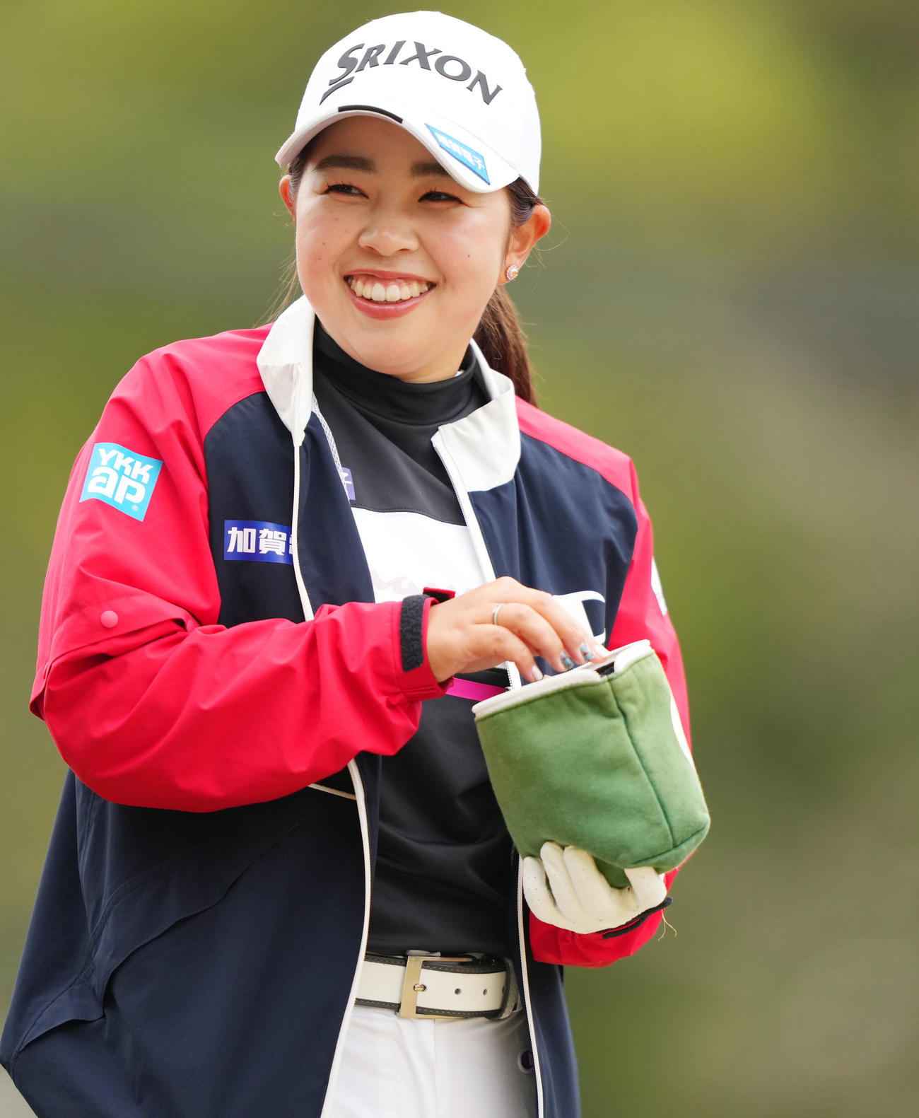 1番、笑顔を見せる山下美夢有（撮影・横山健太）