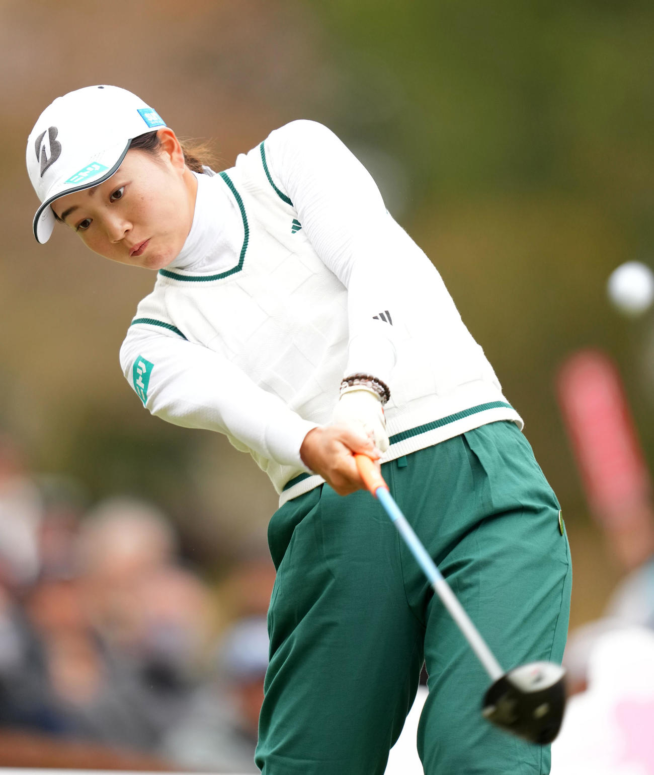 1番、ティーショットを放つ佐藤心結（撮影・横山健太）