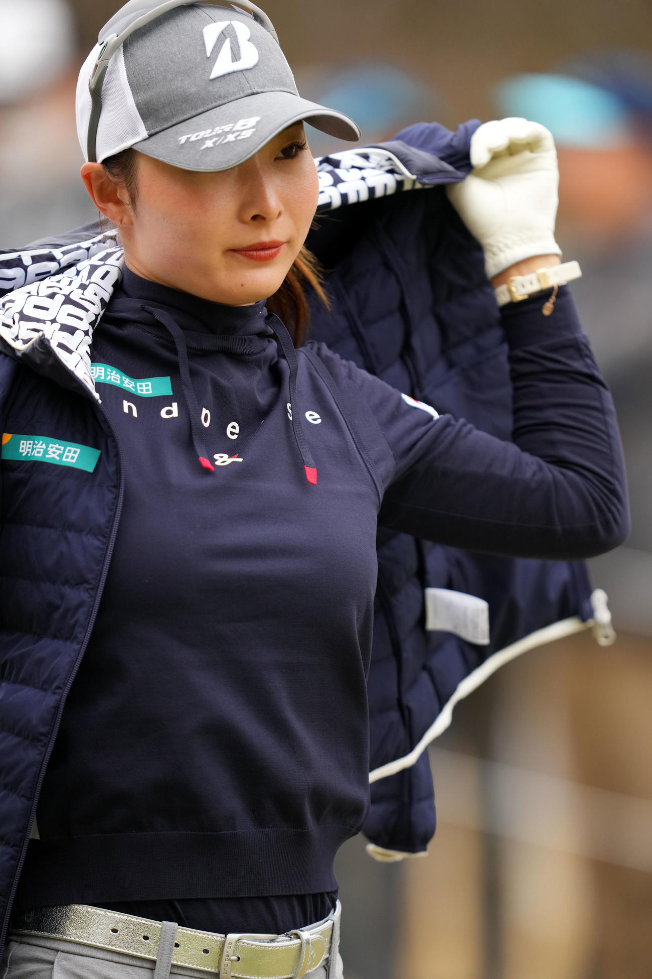 1番、ティーショットを終え移動する鶴岡果恋（撮影・横山健太）