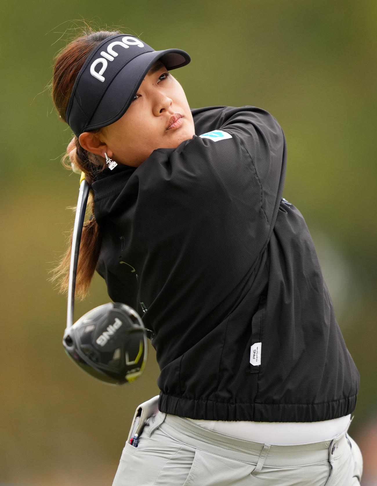 1番、ティーショットを放つ鈴木愛（撮影・横山健太）