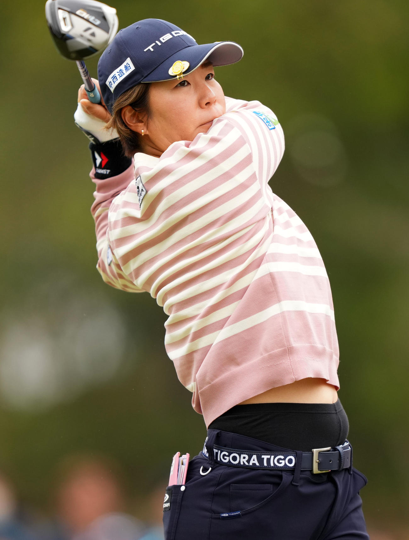 1番、ティーショットを放つ穴井詩（撮影・横山健太）