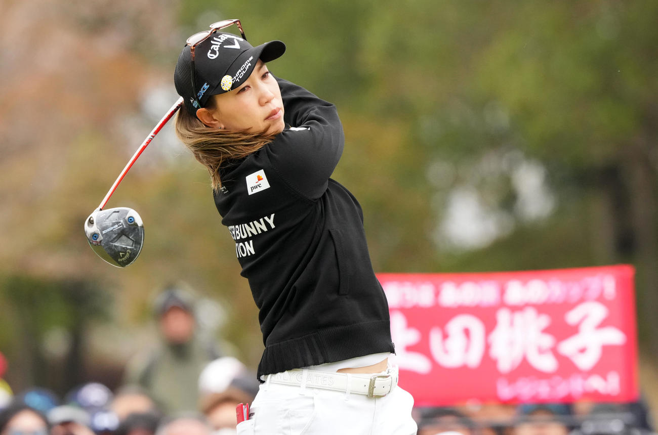 1番、ティーショットを放つ上田桃子（撮影・横山健太）