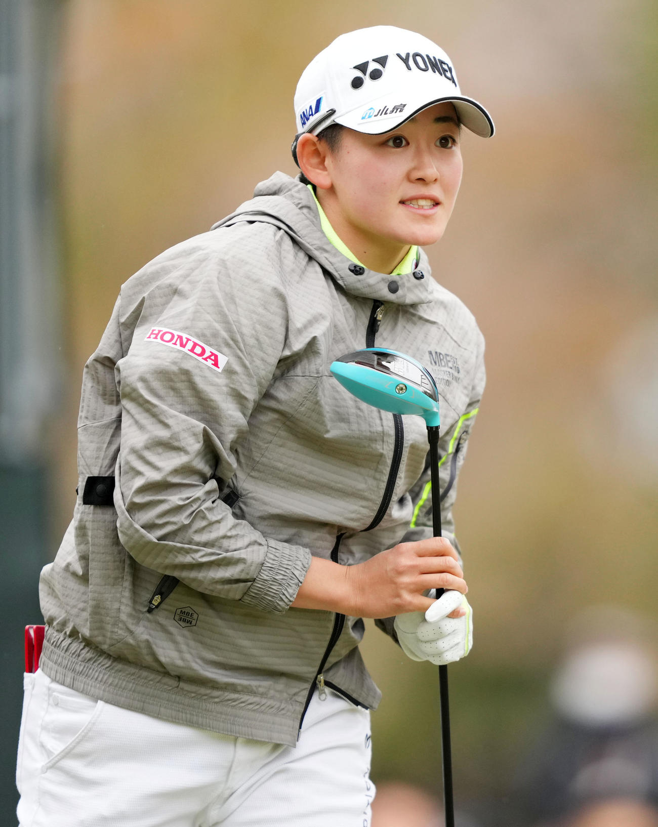 1番、打球を見つめる岩井明愛（撮影・横山健太）