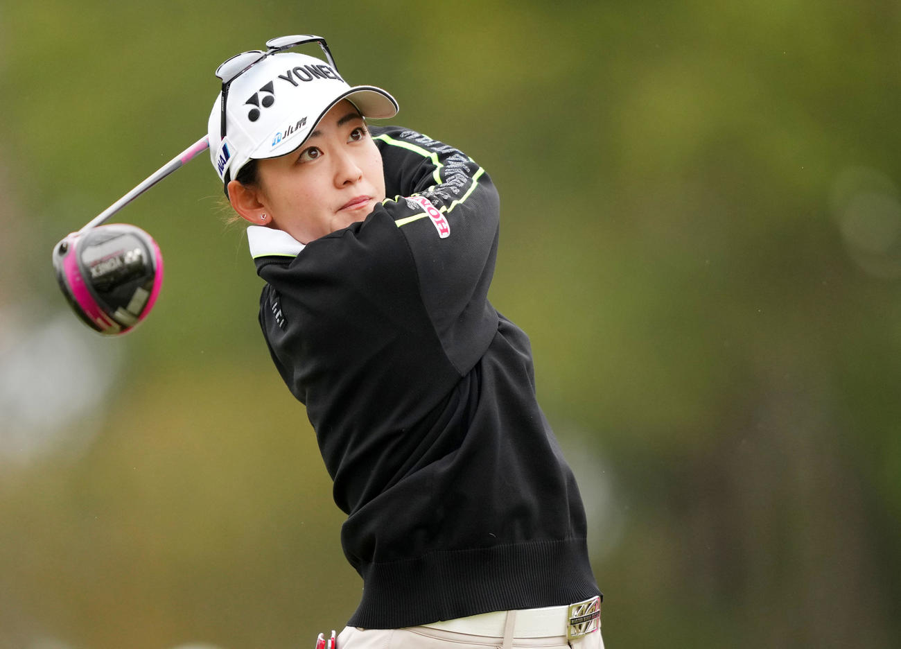 1番、ティーショットを放つ岩井千怜（撮影・横山健太）