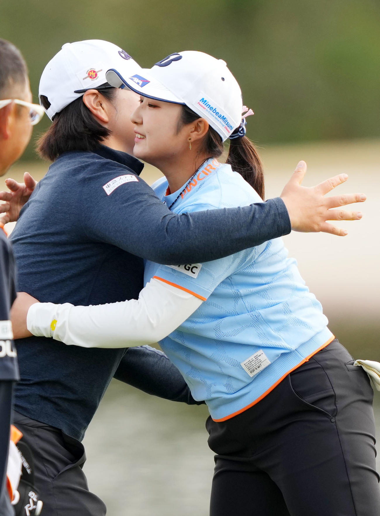 18番を終えイ・ミニョン（左）と抱き合う阿部未悠（撮影・横山健太）