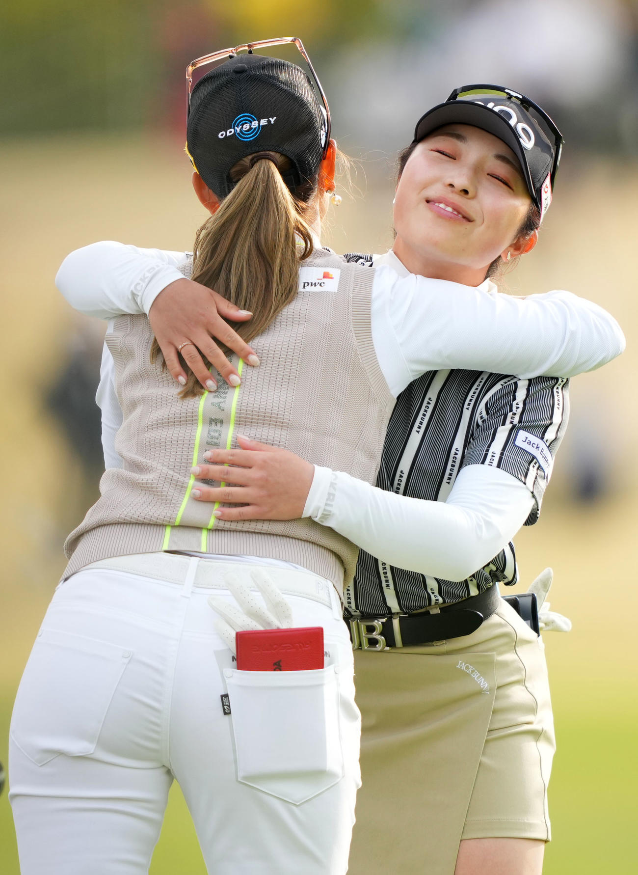 18番を終え、上田桃子（左）と抱き合う佐久間朱莉（撮影・横山健太）