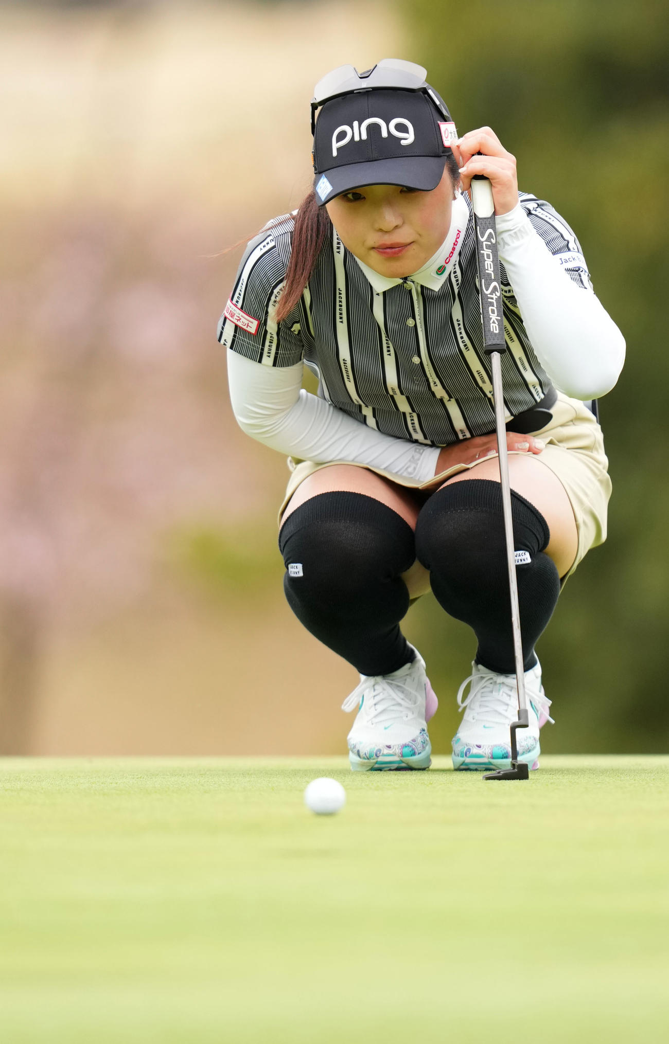 4番、ラインを確認する佐久間朱莉（撮影・横山健太）