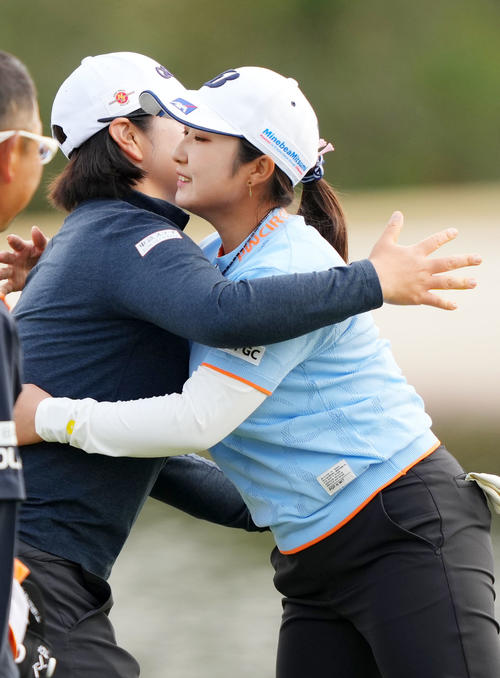 18番を終えイ・ミニョン（左）と抱き合う阿部未悠（撮影・横山健太）