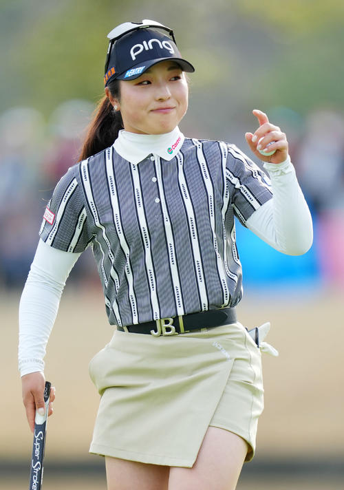 18番、バーディーを決め声援に応える佐久間朱莉（撮影・横山健太）