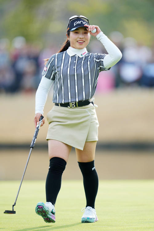 18番、バーディーを決め声援に応える佐久間朱莉（撮影・横山健太）