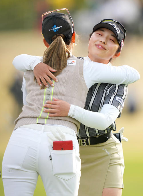 18番を終え、上田桃子（左）と抱き合う佐久間朱莉（撮影・横山健太）