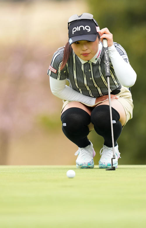 4番、ラインを確認する佐久間朱莉（撮影・横山健太）