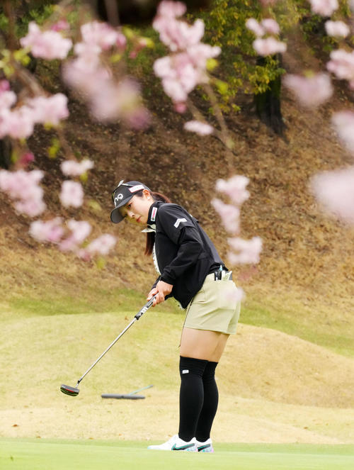 2番、パットを放つ佐久間朱莉（撮影・横山健太）