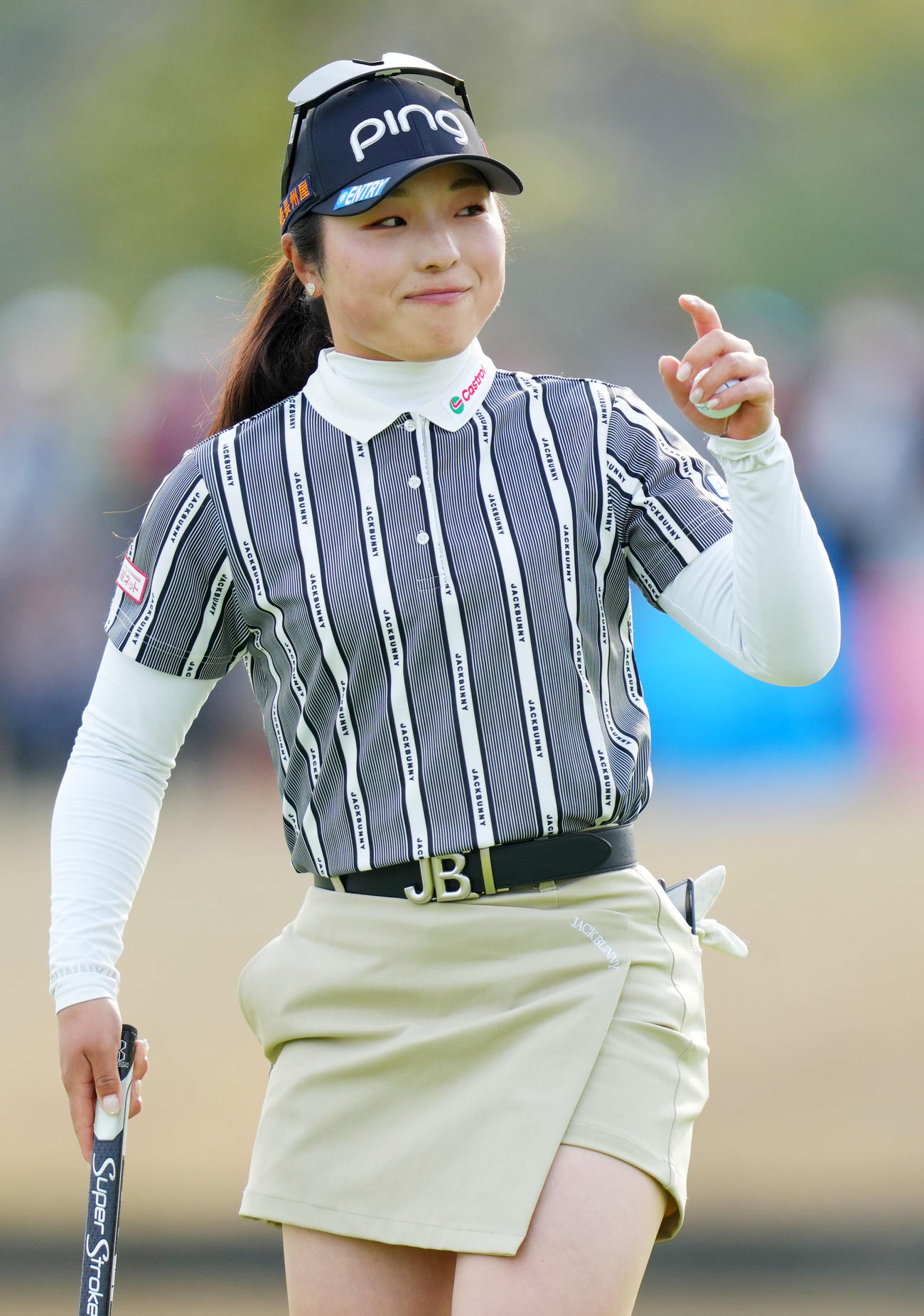 18番、バーディーを決め声援に応える佐久間朱莉（撮影・横山健太）