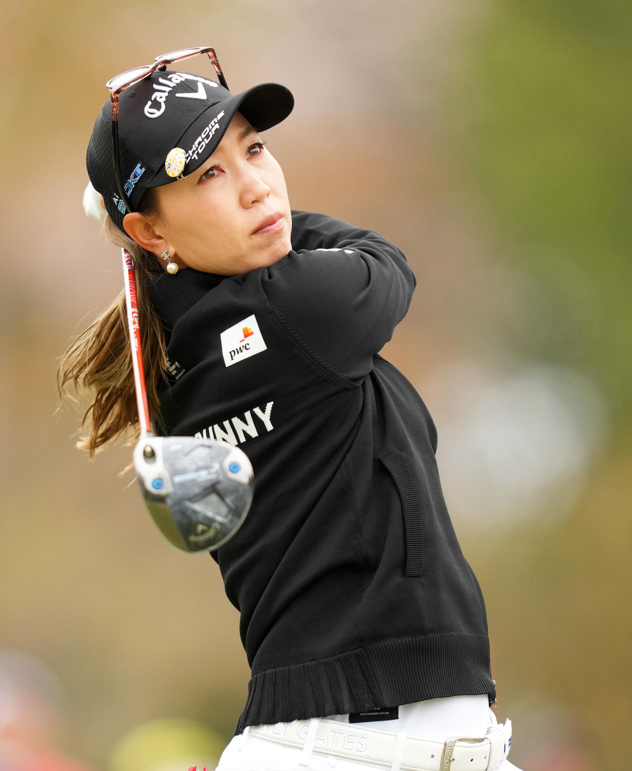 1番、ティーショットを放つ上田桃子（撮影・横山健太）