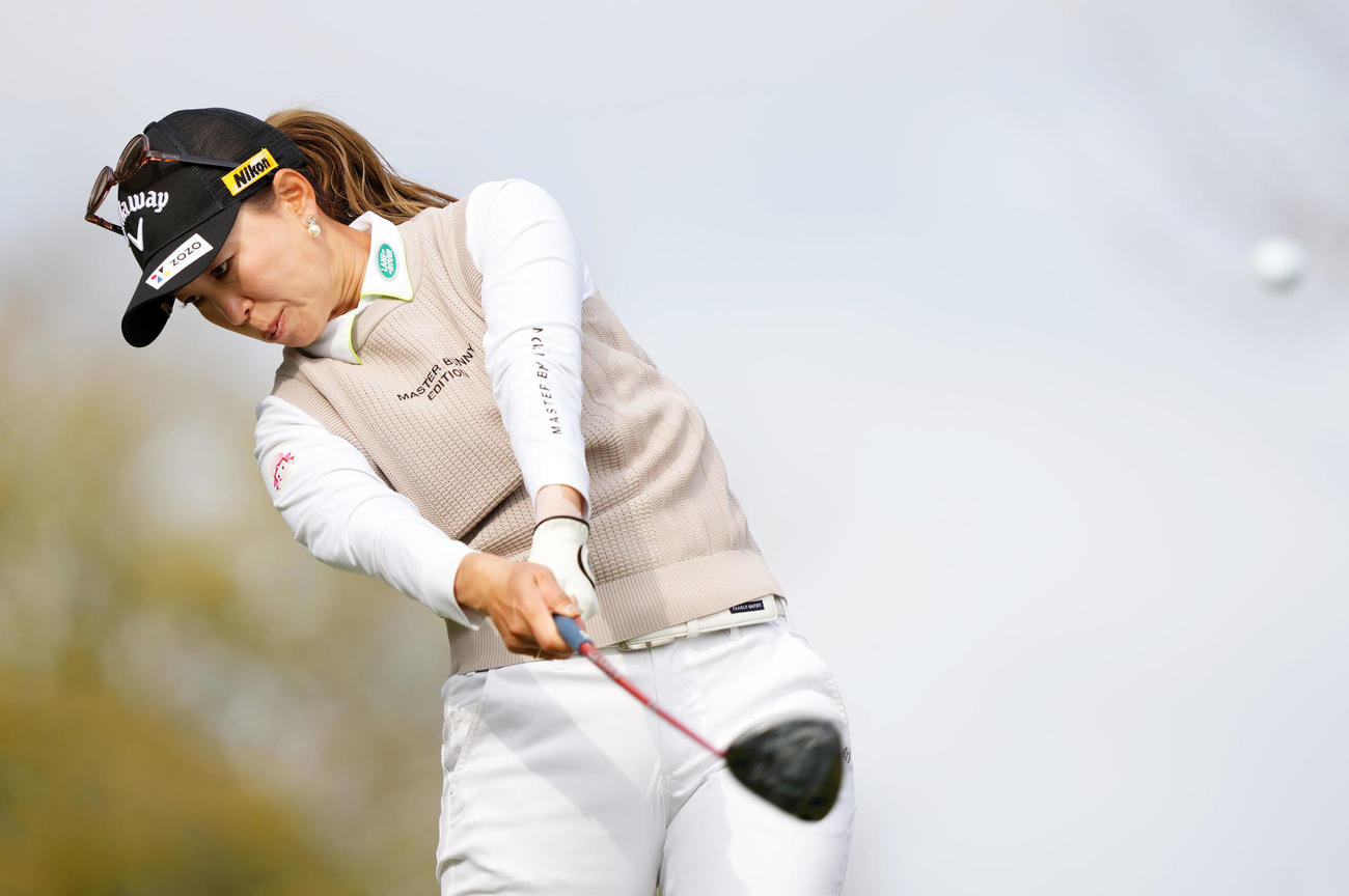 17番、ティーショットを放つ上田桃子（撮影・横山健太）