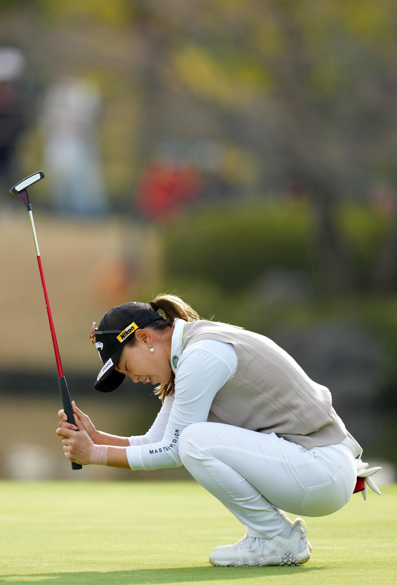 18番、パットを外し悔しがる上田桃子（撮影・横山健太）