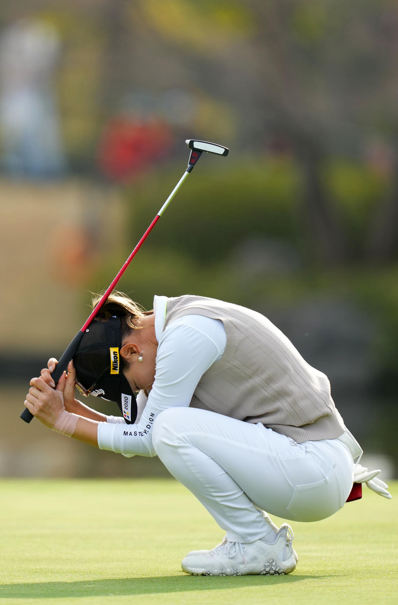 18番、パットを外し悔しがる上田桃子（撮影・横山健太）