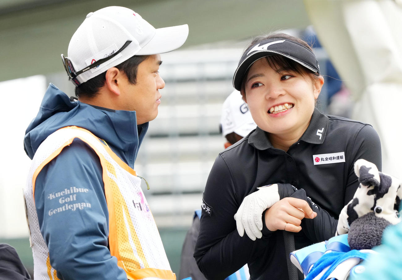 1番、言葉を交わす神谷和奏（右）（撮影・横山健太）