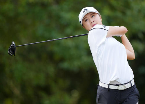 3番、ティーショットを放つ森田（撮影・横山健太）