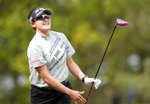 3番、ティーショットを放ち笑顔を見せる岩井千怜（撮影・横山健太）