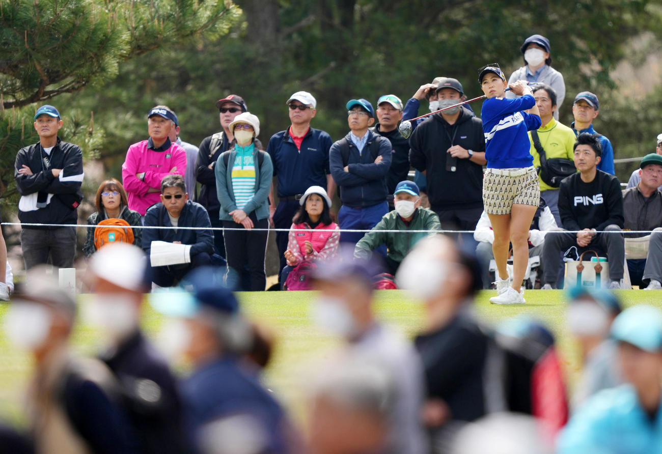 4番、ティーショットを放つ上田（撮影・横山健太）