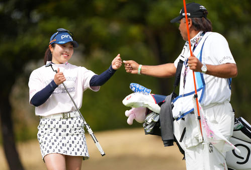 2番、バーディーを決め笑顔でタッチを交わす佐久間（左）（撮影・横山健太）