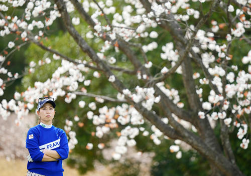 3番、パットに臨む上田（撮影・横山健太）