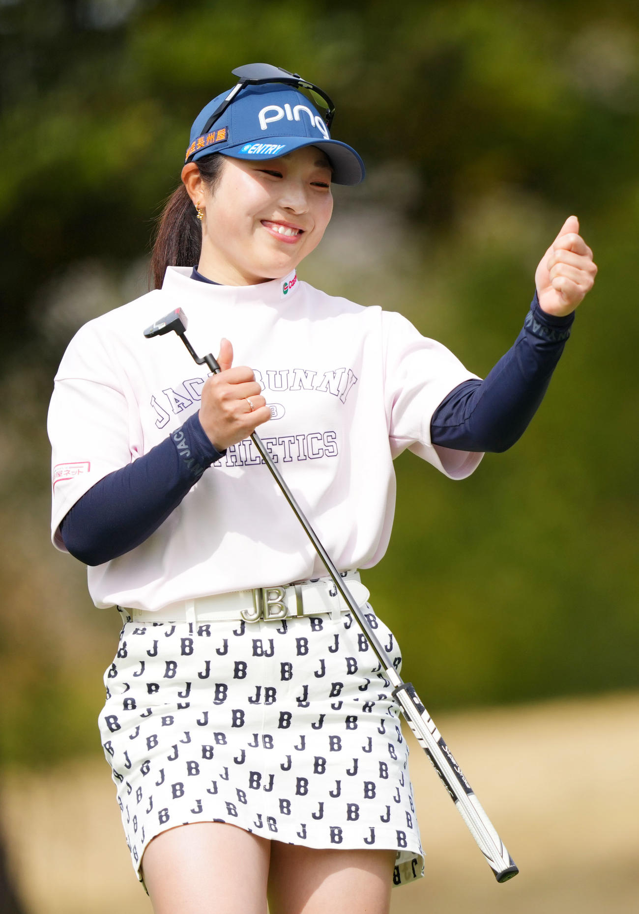2番、バーディーを決め笑顔の佐久間（撮影・横山健太）