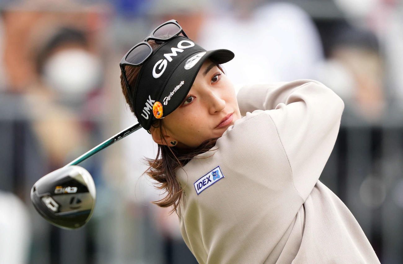 1番、ティーショットを放つ脇元華（撮影・横山健太）