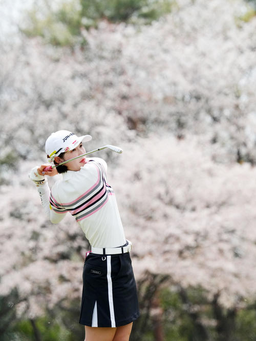 15番、桜を背にショットを放つ蛭田（撮影・横山健太）