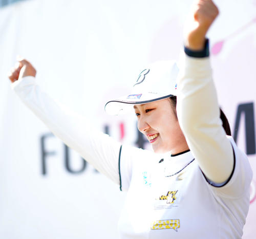 ツアー初優勝を決めガッツポーズする阿部（撮影・横山健太）