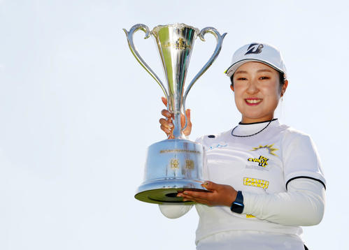 ツアー初優勝を果たし笑顔を見せる阿部（撮影・横山健太）