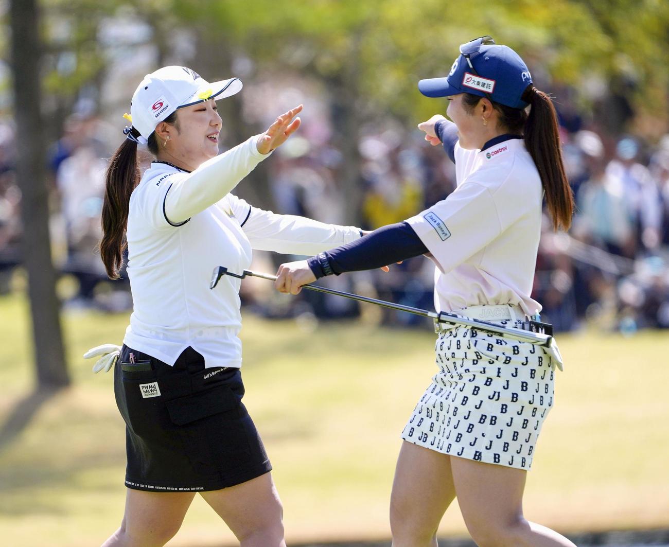 最終日、通算15アンダーで優勝し、佐久間朱莉（右）から祝福される阿部未悠（共同）